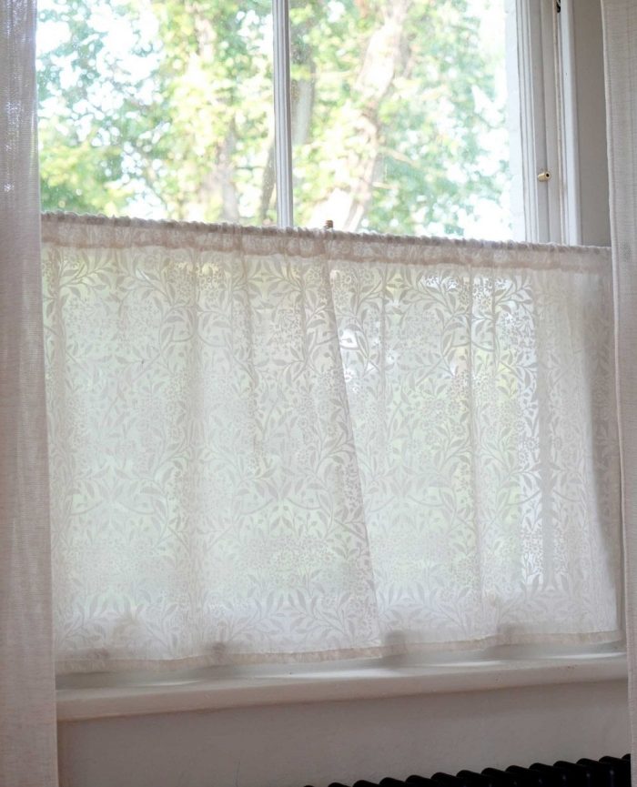 White William Morris At Home voile cafe curtain with a classic heritage print