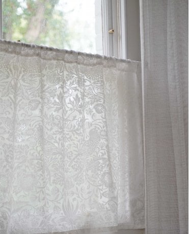 Strawberry Thief Cafe Slot Top Curtain M2M